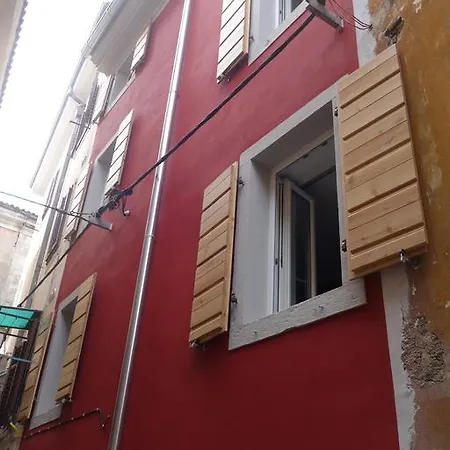 Hostel Pirano אכסניה