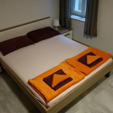 Hostel Pirano אכסניה