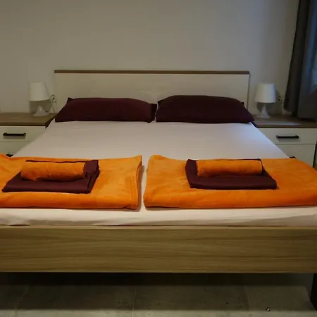 Hostel Pirano بيت شباب *