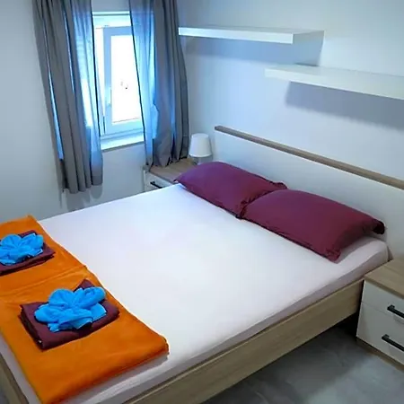 Hostel Pirano بيت شباب *